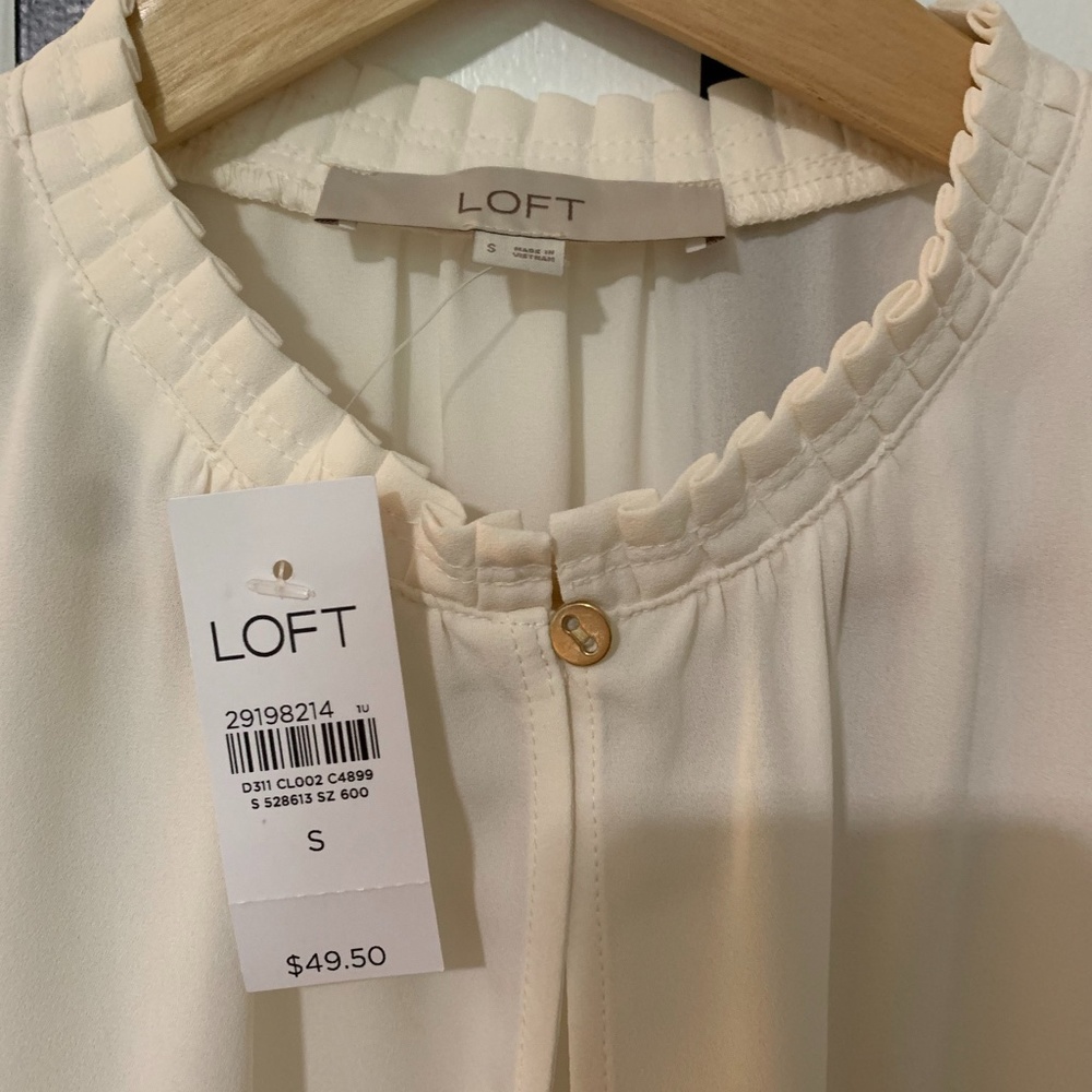 NEW // LOFT // CREAM SLEEVELESS BLOUSE SZ SMALL